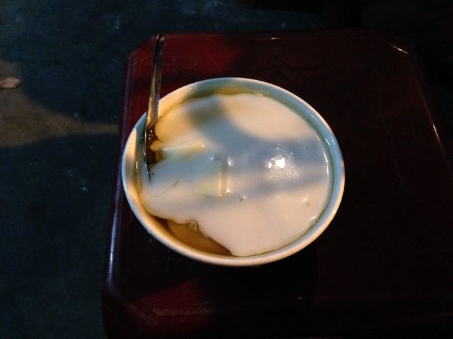 最後に豆腐に甘いシロップをかけた<br />スイーツを。６０００ドン約３０円。<br />二杯食べてしまった。<br /><br />ベトナムは気軽に訪れることができます。<br />１、１５日以内の観光滞在ならビザ不要。<br />２、出入国カード、税関申告書などいわゆる<br />　　「ムダな仕事」がない。<br />３、ホーチミンに限りますが、空港から市街地<br />　　までの路線バスが５０００ドン約２５円と安い。<br />　　（運行してない時間帯もある）<br />４、ビールが安い。ビンビール１００円しない。<br />さあ夏はどこ行くかな。おわり。