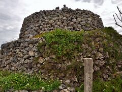 コート盛。

琉球時代の物見台です。
黒島ではプズマリ、鳩間島では物見台。