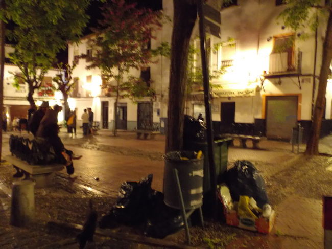 夜のアルバイシン地区の広場は昼間の賑やかさとは大違い<br />