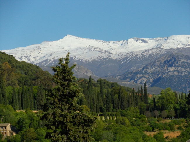 サン・ニコラス展望台からも美しいシエラ・ネバタ山脈が見える