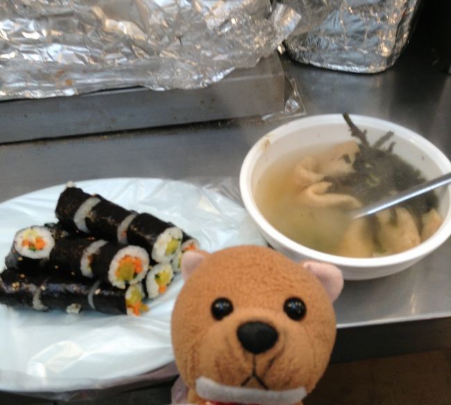 広蔵市場の屋台にて。<br />キンパは美味しくなかったわん。<br />おでんも、美味しくなかった。<br />しかも、高かったような・・・。