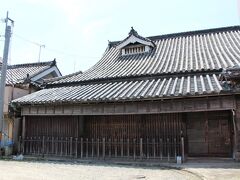 こちらは旧西熊野街道の西側に面して建つ、栗山家住宅です。

棟札には慶長１２年（１６０７年）の銘が残っており、建設年代の判っている町家では日本最古のものだそうです。