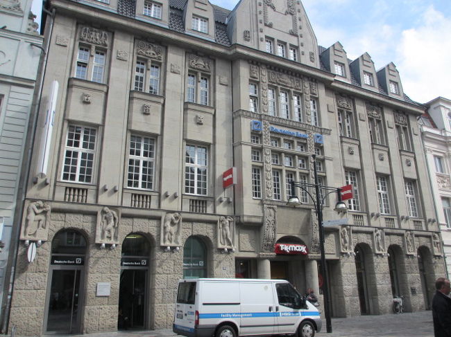 コンクリートのファザードが特色の銀行