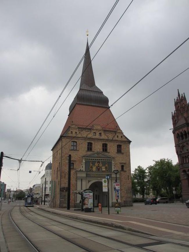 午後からは自由行動<br />多くの方が添乗員と<br />港町ヴァルネミュンデで行きましたが<br />☆SAKURAは個人で<br />2ヶ所近くの教会に行ってみました<br /><br />シュタイン門<br />