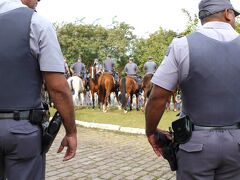 しかも、Ｗ杯までに、スタジアムの建設も空港・道路等のインフラ整備も何一つ間に合わないという大失態....。

でも、この国の大統領は「何も恥ずかしくない」とのたまう始末。
