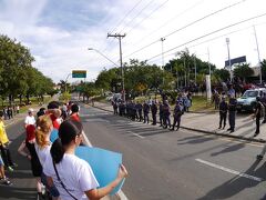 このスタジアムの前でも、早い時間より　それを反対する団体が、騒いでいました。

その主張は、

「汚職政治家は辞めろ」
「Ｗ杯は予算のその大半が政治家の懐にはいるだけだ」
「食えない、生きれない、貧しい者が山ほどいるブラジルにはＷ杯はいらな〜い」
「犯罪をなくせ〜」等

もっともな事......ばかりです。