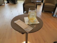 朝からの飛行機のチケットが取れなかったので
羽田空港からＰＭ３：５５発の飛行機で那覇経由で石垣島に
向かいます
ラウンジで一息