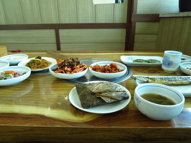 お腹もすいたのでお昼を食べましょう<br />扶余に行ったら絶対食べたかった蓮の葉包みごはん<br />『百済香』という名のお店です<br />かなりの有名店らしいです<br />変な時間（午後２時過ぎ）だったのと、謎の一人旅人だったせいかあまり歓迎されてない雰囲気でしたが、門前払いはされずちゃんと食べさせてくださいました