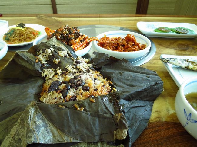 こういうお店一人で行くとおかずが多すぎて本当に申し訳なくて…<br />でも蓮の葉ごはんは美味しくいただきました<br />魚も普段はあまり食べないんだけど、せっかく出してくれたんだから…<br />頑張ってさんま食べました！<br />（けっこう美味しかった）