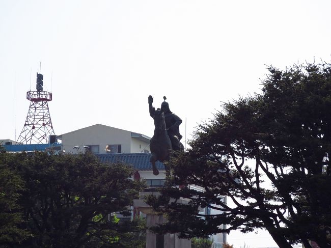 扶余は狭い街なので主な見どころは徒歩でＯＫとのこと<br />確かに徒歩で大丈夫ですが、こう暑いとね…<br />帰り道『階伯将軍像』を見かけました<br />私は見てませんでしたが、階伯っていうドラマやってましたよね