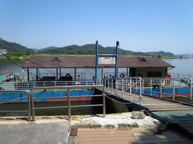 今日はどうかな？<br />と思ったら、近くにマッコリ飲みながら車座になってるおばあちゃんたちが…<br />乗るのかな？<br />ところでここで船を待ってた時、日本人の女性お二人がやってきました<br />「こんにちは〜」って声をかけて一言、二言言葉を交わしましたが<br />こんなところで日本人にお会いするとは思いもしませんでしたが、前日博物館にも日本人のグループがいらっしゃったので意外に日本人率高い？