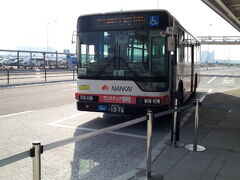 ”関西空港シャトルバス”乗り場にて。”第２ターミナル”行きのシャトルバス。Operated by ”南海バス”。