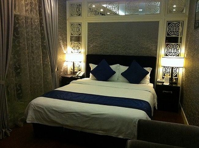 今夜の宿は友人がお勧めしてくれたチャーチブティックホテル。<br /><br />部屋がスタイリッシュですごく好み。<br />ウェルカムフルーツは旬のライチとバナナ。<br />ライチは冷やしたほうが美味しいので、冷蔵庫に入れて明日の朝いただこうっと。<br /><br />夜遅いのでおやすみなさい。