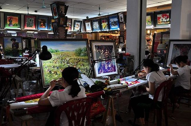 行きの半分くらい走ったところでトイレ休憩３０分。<br />土産物屋さん併設。<br /><br />ベトナムの風景や人を描いた絵画がたくさん売られていた。<br />今住んでるアパートの壁に飾られてる絵が、大家さんがベトナムで買い付けたもの。<br />センスがいい絵ばかりで欲しいと思ってたけど、あいにくここには欲しいものが売ってなかった。