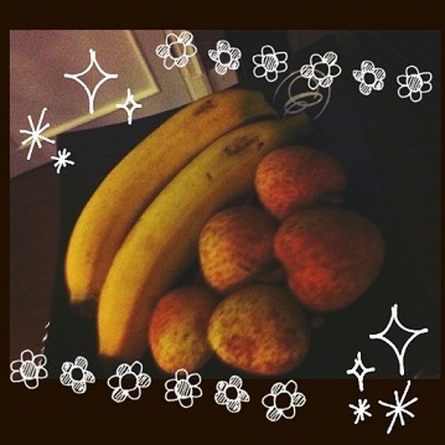 朝ごはんなしの格安プランだったので、外に食べに行こうかと思ったけど、部屋のフルーツで済ませちゃった。<br /><br />ハロン湾１日ツアーはトリップアドバイザーで上位だったVietnam awesome travelにe-mailで申し込んたら、数分以内に返事が来てまさにawesome！<br /><br />事前の支払い不要で、当日ガイドに直接支払ってねとのこと。<br /><br />往復のバス代、ホテルピックアップ、クルーズ代、ランチ代（飲み物別）、入場料込みでトータル３５ドル。