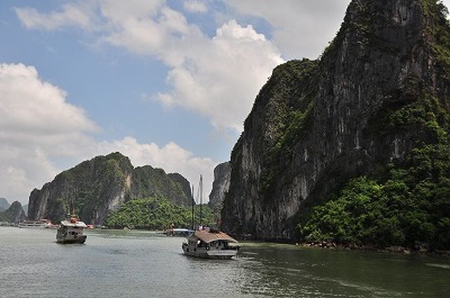 ボートが近くを通り過ぎていく。<br /><br />6月からバカンスシーズンが始まりベトナム人の観光客も多いそうだ。