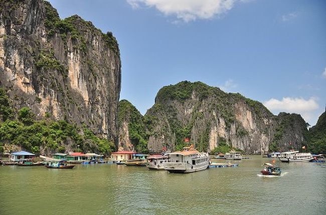 しかし暑い！本当に暑くて太陽の真下にいると焼け焦げそうだ。<br /><br />日焼け止めをこまめに塗ったはずなのに、足の甲にサンダルの後がくっきり。<br />先月のカリブ海の日焼けからさらに黒くなった。ラオスで生活するには現地化していいけど黒い…（涙）<br /><br />シーカヤックかボートで洞窟へ行けるポイントで停船。