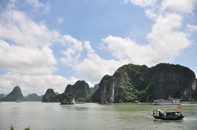 日陰で涼みながら、別のツアーで来ていた日本語ガイドと世間話したり、写真撮ったりして３０分ほどをやり過ごす。<br />