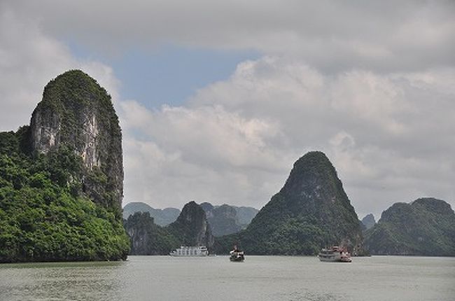 桂林が川下りしながらの鑑賞なのに比べて、こちらは海をクルーズなのでスケールが大きい
