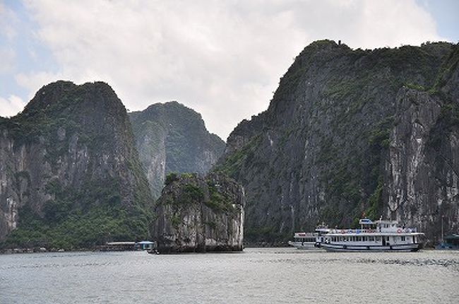 ハロン湾は1994年、ユネスコの世界遺産・自然遺産に登録された。<br />ハロンとは、龍が降り立った地という意味