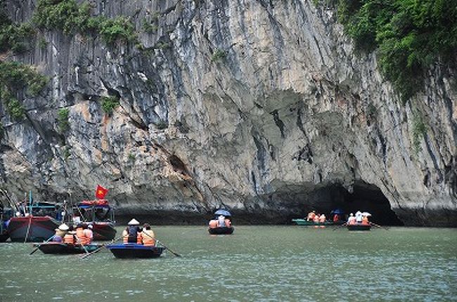後で感想を聞いてみると、<br />人が数珠つなぎにいるし真っ暗であまりよく見えなかったらしい。<br /><br />ボート漕いでる現地の女性たち、わら帽子、長そでの服、手袋、マスクで日焼けを完全防備！<br />
