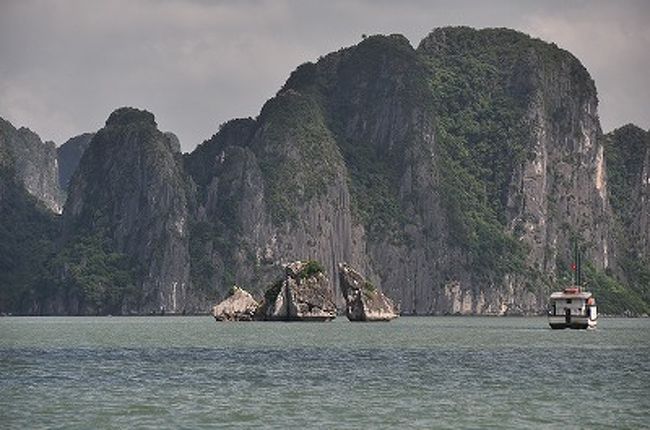 闘鶏岩と言われる奇怪な岩。<br />見る角度によっていろんなものに見えるそう。<br /><br />