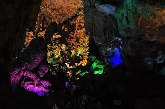 最後は鍾乳洞ティエンクン洞のある大きな洞窟へ。<br /><br />岩の形が象や亀などに見えるでしょ！と、天界の星座神話のような想像力たっぷりの説明があった。<br /><br />この洞窟内のネオンの色、色彩感覚の違いを見せつけられた…。<br />これ見て綺麗だなと思う日本人きっといないよね？<br />