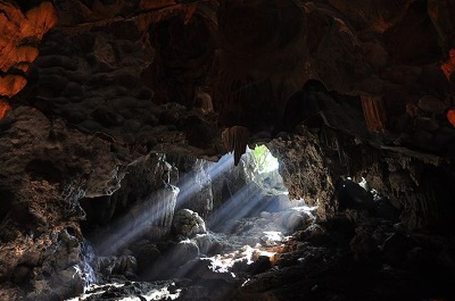 この天井の穴から光がさしてるの風景が幻想的だった。<br /><br />この鍾乳洞も大混雑でした。<br />