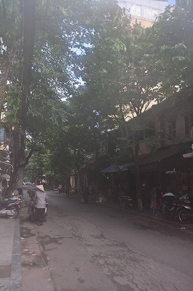 たっぷり眠って翌朝は7時半起床。<br /><br />部屋に日替わりフルーツでランブータンが届けられてたので、少し食べたあとはハノイの町に繰り出す。<br /><br />朝霧の幻想的な風景〜<br />ではなくこれ実はカメラのレンズが、部屋の中と外の温度差で曇ってしまったもの。