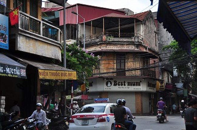 そろそろ手持ちのドン現金が底をついてきたので両替を。<br /><br />日曜で銀行が開いてないので、町中の両替商で、<br />レートは1ドルが20,500ドン。