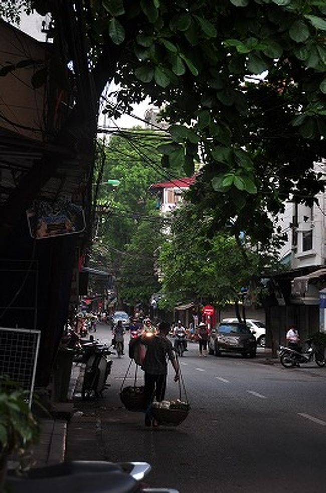 朝ごはんはバインミー、バゲットサンドイッチと決めていた。<br />近くの屋台に食べに行く。<br /><br />通りを眺めながらバインミーが出来上がるのを待つ。<br />