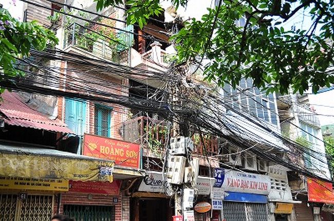 電線のごちゃごちゃ感が半端ない。<br />でもベトナムで停電はほとんど経験しなかった。<br /><br />道端で昨日のハロン湾ツアーで一緒だったシンガポール人親子とばったり会う。彼らも今日の夕方のフライトでシンガポールに戻るのだ。<br /><br />せっかくなのでコーヒーをご一緒することに。