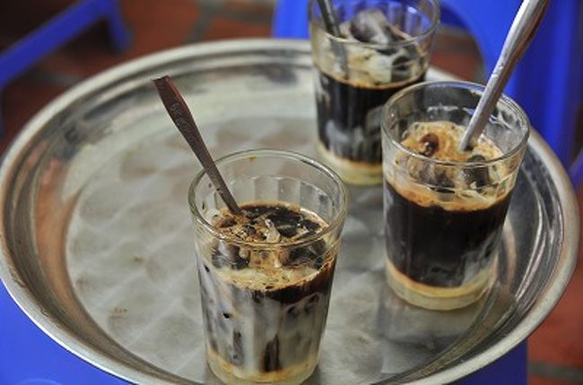 ベトナムコーヒー、濃厚で美味い。ほんのり入ったコンデンスミルクがパンチ効いている。<br /><br />ごちそうになったので値段不明だが、1杯10,000ドンほど。<br />（ホーチミンはこの値段だった）<br /><br />次はシンガポールかラオスで会いましょう！とお別れ。