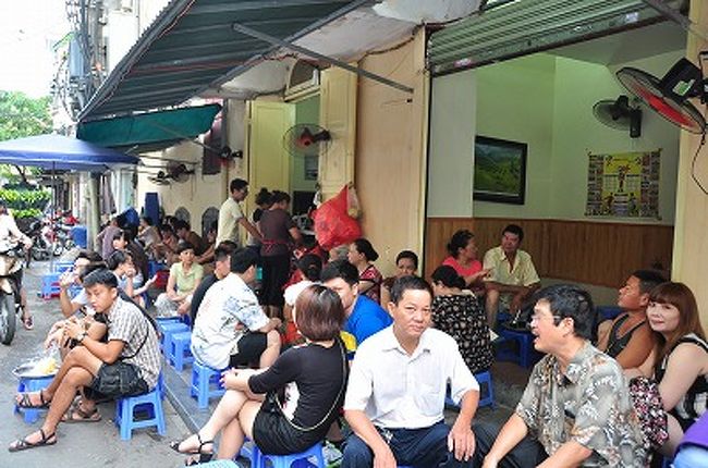 彼らのお気に入りのカフェというところは、少し前に通りかかって気になってたハノイのお茶所。<br /><br />朝から満員御礼の野外喫茶店。<br />ここでおしゃべりして休日の朝を過ごすんだろうね。<br />中東のおやじたちが集うチャイハネたいな感じ？<br />