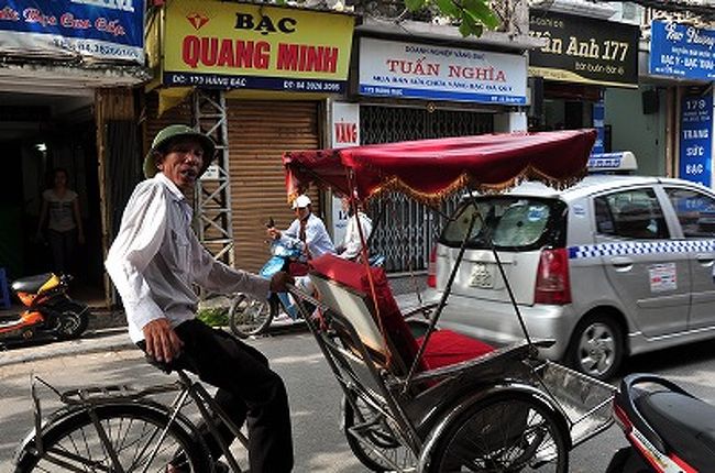 町をぷらぷら歩いていたら、このシクロのオッチャンが声かけてきた。<br />歩くの好きだから〜と断ったのだけど、この後何度も道で会って、<br />いい加減乗ってみない？1時間でいいから！と言われた。<br /><br />のんびりハノイにしては商売熱心なおじさんだな。<br />