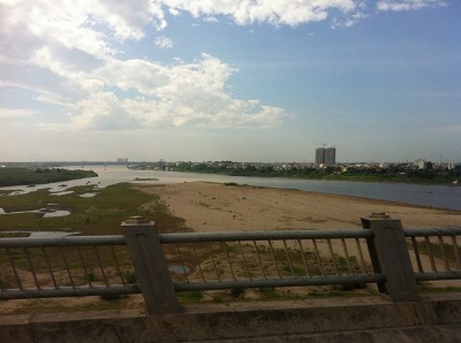 朝７時５０分〜８時２０分の間にピックアップだったので、ホテルのロビーで待っていると、ガイドが８時前にやってきた。<br /><br />今日の参加者は私の乗るバスが22名の満席。<br />参加者はマレーシア人、シンガポール人、タイ人、アルゼンチン人、ベトナム人、フランス人、サウジ人、そして日本人。<br /><br />サウジ人が集団行動苦手な人で、時間守らず大声でどこでも話しまくる><<br />車チャーターしていけばいいのに、こんなバジェットツアーに参加してるなんて謎だ…。