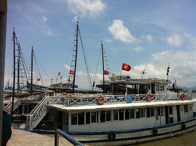 ボート乗り場に着いたのは昼12時半過ぎ。<br />これから4時間のクルーズが始まる。<br /><br />バス2台分の人たちが１隻のボートに乗り込みます。