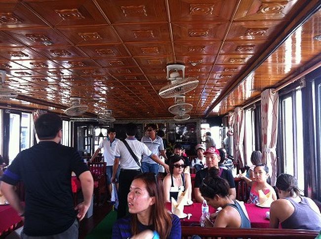 乗船するとすぐランチタイム。<br /><br />シンガポール人とマレーシア人の家族と一緒のテーブルになった。<br />昔日本に住んでたり、日本に行ったことある（円安で行きやすいから）とかで、日本の話題で盛り上がった。<br />そして私はちょうど前の週にマレー半島を横断し両国に行ってきたばかりなので、会話が弾む。