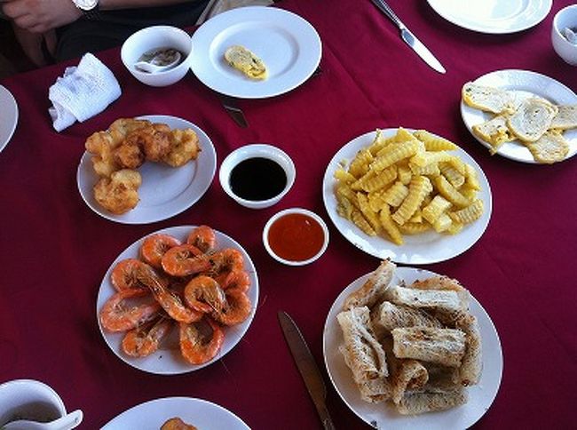 食事はベトナム料理、海鮮料理。<br /><br />期待してはいなかったけど美味しくない。<br />ベトナム料理で美味しくないものってなかなか当たらないのだけれど、作ったものをボートに持ち込んで時間がたってるからだろうね。<br /><br />飲み物タイガービールは別料金で４万ドン、200円。<br />