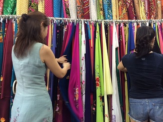 続いてアオザイのお店、Aodai phanhaiへ。<br />気に入った柄があったらオーダーメイドしたかったのだ。<br /><br />民族衣装大好き、アオザイ大好きで、お祝いの席でよく着ていくのだけど、実は妹が作ったものを毎回借りている。<br /><br />布の種類はホーチミンのほうがたくさんあるそうけど、妹のアオザイがホーチミン製なので私はハノイ製で。