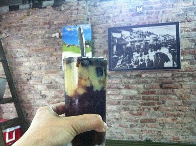 昨日の晩とお店で食後にチェー。<br /><br />親子でやってるっぽい。娘さんのお店が閉まってたので、<br />今日はお母さんのお店から買ってみる。<br /><br />小豆たっぷり！こっちのほうが好みの味。