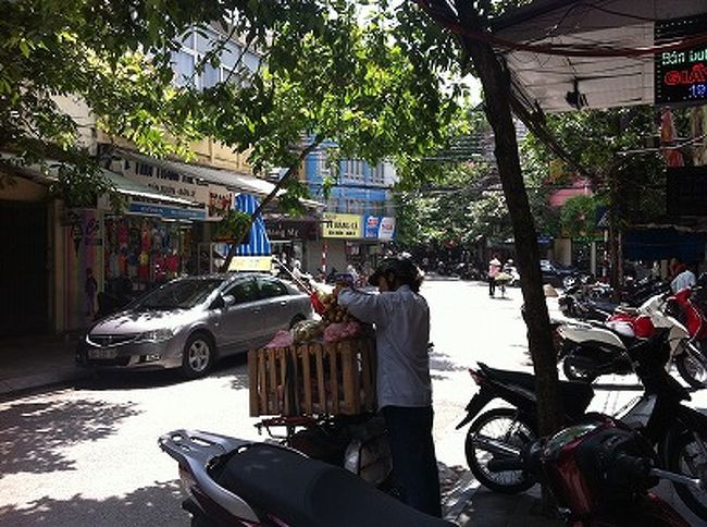 午前10時過ぎに、ハノイ市内を案内してくれる、南アフリカ勤務時代の友人の、ベトナム人の奥様のお母さんと弟さん（この日初対面）とそのお友達がホテルに来てくれた。<br />アメリカ留学中で夏休みでベトナム帰省中の弟さんは通訳で同行してくれた。<br /><br />実は昨年の春、友人夫婦のハノイでの結婚式に招待を受けたのだけど、都合が悪くて行けなかった。<br /><br />お祝い事には万難を排していく私が他にも行けなかったのが、2年前の友人のテヘランでの結婚式（年度末真っ只中で弾丸旅行でも無理だった）と、今月知人のパキスタンでの結婚式（治安上渡航禁止）。<br />楽しみにしていたのに本当に残念…。