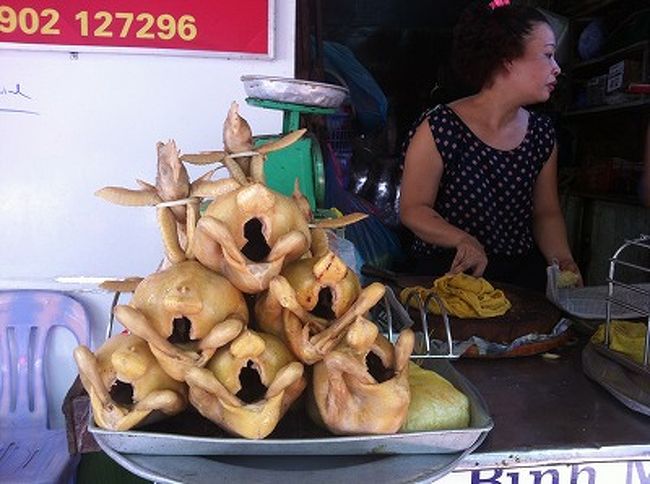 車で楽々移動で、まずは布を買いに市場へ。<br />入口にあったグロテスクなお肉屋さん。<br /><br />