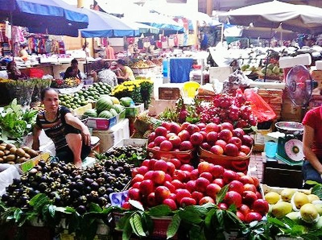 1階の生鮮市場には季節のフルーツがたくさん。<br />ライチやランブータン、ドリアン、ドラゴンフルーツ、マンゴー☆<br /><br />マンゴー好きと言ったら覚えていてくれて、別れ際にたくさん持たせてくれた。<br />外はアボガドみたいな緑色で中は濃厚で美味かった。