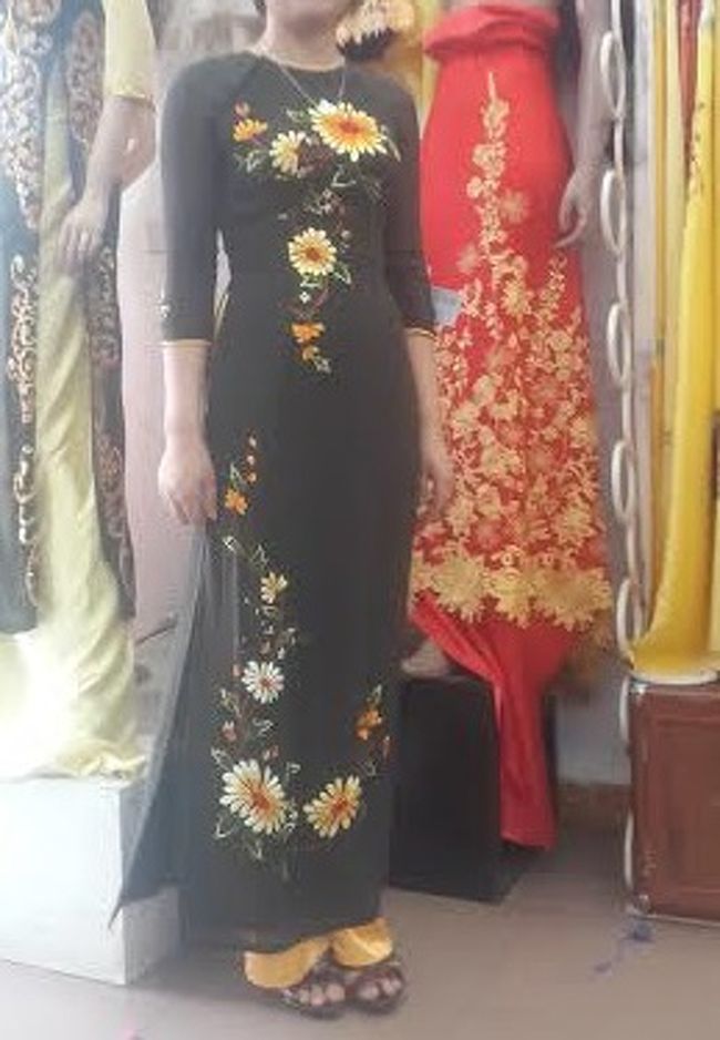 刺しゅう入りの生地を選んだあと、アルバムや画像見ながらスタイルを決めていく。<br />仕上がりまで２〜３日かかるので、来週末泊まるホーチミンのホテルに送ってもらうことにした。<br /><br />完成したら写真をメールしてね、と頼んだら送ってきたのがこちら。店のお姉さんが着用してるもの。<br /><br />妹のが全身淡いグリーンなので、私のは趣向を変えて深い茶色にし刺繍の色に合わせて、ズボンは黄色をチョイス。<br />襟ぐりは、シンプルに丸首、袖は実用性を考えて七分にした。<br /><br />定期的に着て入らなかったらダイエットに励もう。<br />ベトナム人女性がすらりとしてるのは、アオザイ効果もあるよね！