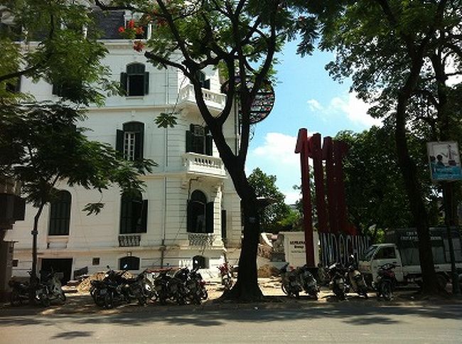 その後、弟さんが通った学校のある周辺をドライブ。<br /><br />途中でギリシャヨーグルトを買っていた。これでプロテイン取ってるんだって。筋肉質な体目指してるとか。確かに、細めのベトナム人にしてはマッチョだった。<br />