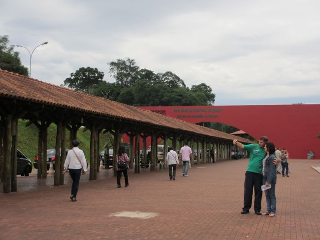 　一旦バスを下りてゲートに向かって歩きます。