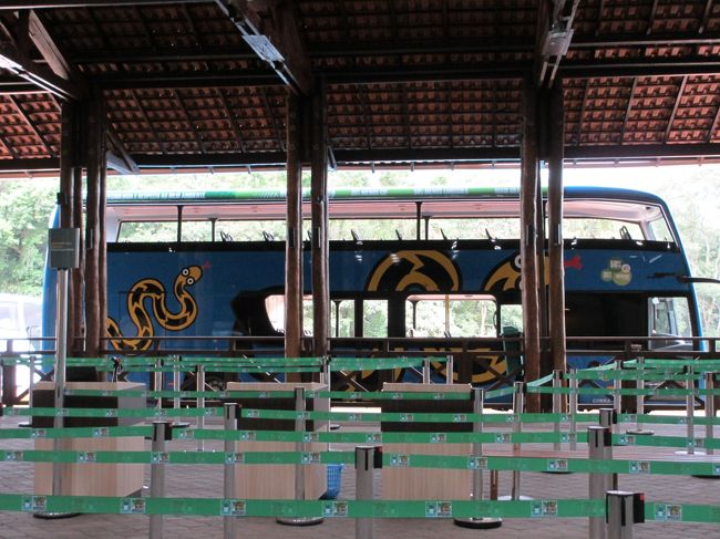 　あれ、かわいいバスがあります。<br />良く見るとアナコンダの絵かな？