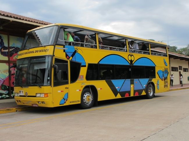 　カラフルな絵のバスに乗るのかと思ったら、自分たちが乗ってきた<br />バスでの移動になりました。