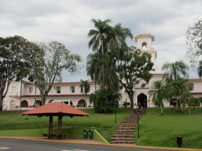 　バスに乗りピンク色のホテル・ダス・カタラタス前で下車。<br />ここから遊歩道が始まります。